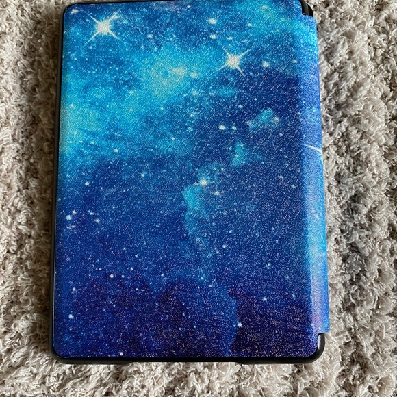 🌸 HOST PICK🌸 Kindle PaperWhite hard cover - Picture 2 of 6